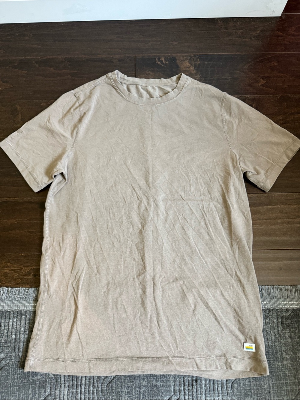 Vuori Men's Crew Neck Tuvalu T-Shirt sz L in Light Taupe